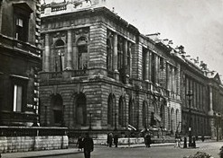 Photo:Carlton Club from Pall Mall, 15 October 1940