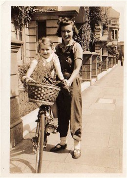 Photo:Patricia Richards with daughter Geraldine